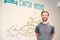 Cwtsh Hostel Hotel a Castle