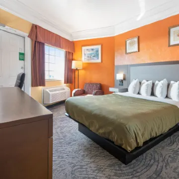 Quality Inn & Suites Galveston - Beachfront Hotels near Port of Galveston
