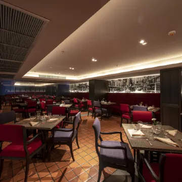 Manhattan Hotel Bangkok Отели рядом с достопримечательностью «Торговый центр Terminal 21»