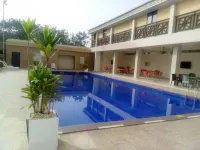 Reiz Continental Hotel - Rooftop Pools