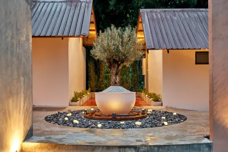 Baan Rai Santisuk Отели рядом с достопримечательностью «Wat Huai Poon»