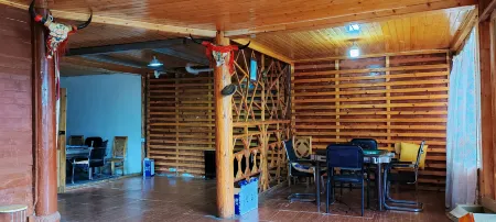 Luguhu Night Marriage Xiaozhu Отели рядом с достопримечательностью «Sichuanlugu Lake Scenic Area»