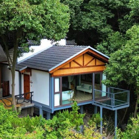 Xinchang: The Lake View Homestay