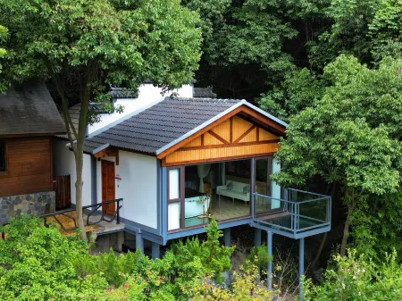 Xinchang: The Lake View Homestay Отели рядом с достопримечательностью «Fei Long Zhan Dao»