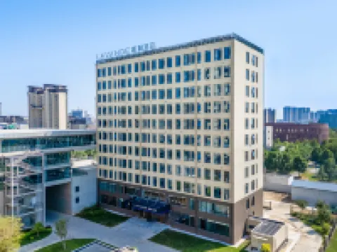 Lavande Hotel (Shuo-Huang Railway Suning North Station) فنادق في سونينغ