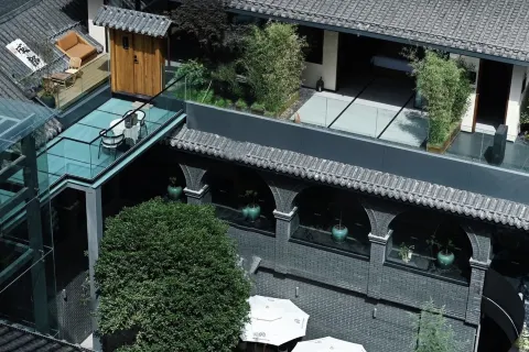 RETURN Courtyard Hotel