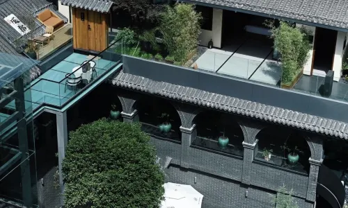 RETURN Courtyard Hotel