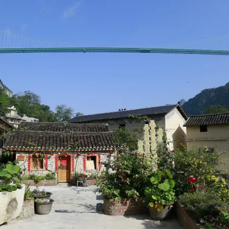 Xiaohuajiang Buyi Qiaoyuan Homestay Отели в г. Чженьфен