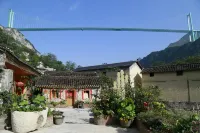 Xiaohuajiang Buyi Qiaoyuan Homestay