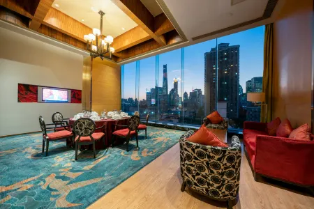 The Eton Hotel Shanghai Отели рядом с достопримечательностью «Lujiazui Library 24-hour Self-service Returning Books Service»