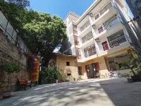 Jingfenglou Hostel Отели рядом с достопримечательностью «Stone Jump Bridge»