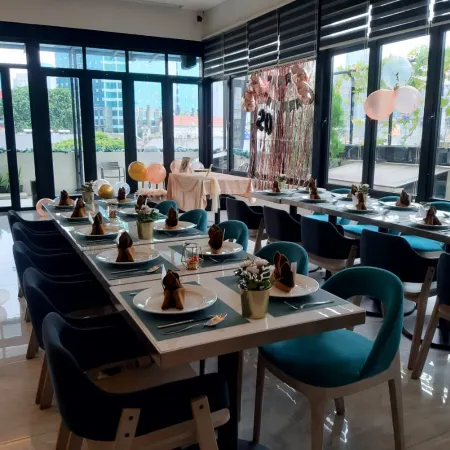 Eightin Hotel Sudirman Jakarta Отели рядом с достопримечательностью «Концертный зал Balai Sarbini»