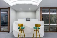 Rongyao E-Sports Hotel (Sanyawan Jiefang Road Pedestrian Street)