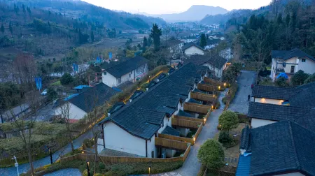 ANYIYUESHE HOTEL Отели рядом с достопримечательностью «Bailu Limestone Cave Wonder Peak»