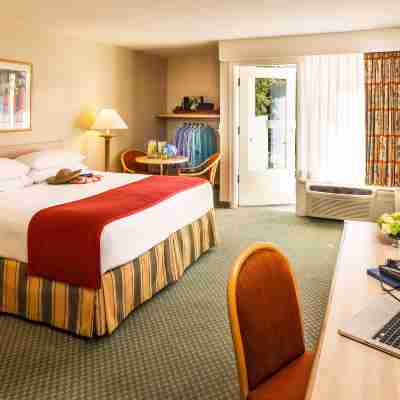 Howard Johnson by Wyndham Anaheim Hotel & Water Playground Rooms