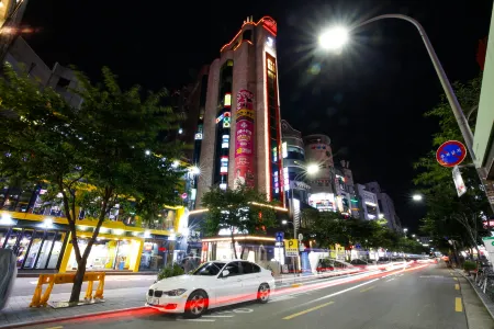 24 Guesthouse Sinchon Avenue Отели рядом с достопримечательностью «Abraham Park Kenneth Vine Collection Museum»