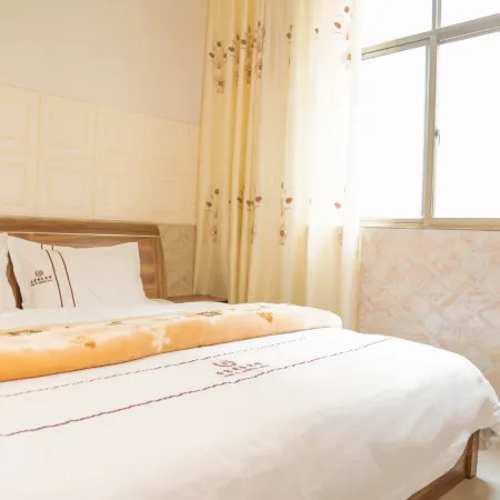 Qujing Rongfu Business Hotel