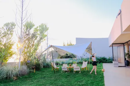 Elephant Study • Cliff Sea View Truffle Hot Spring Boutique Hotel (Fuxian Lake Scenic Area) Отели рядом с достопримечательностью «Xiaowan Village»