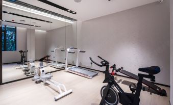 The modern apartment features a spacious gym with ample room for movement at Mehood Lestie Hotel (Maoming High-speed Railway Station)