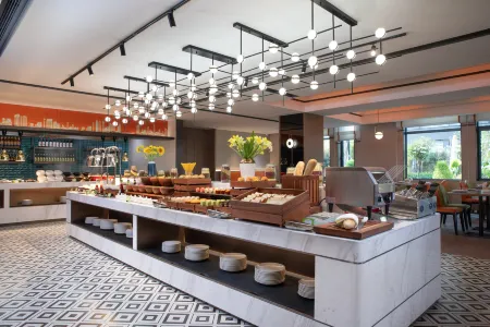 Hampton by Hilton Chengdu Shuangliu Airport Отели рядом с достопримечательностью «Southwest Minzu University (Southwest Airport Economic Development Zone Campus)»