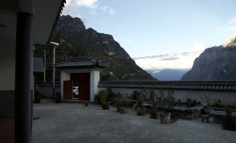 Tiger Leaping Gorge Meet Mid-Levels Homestay