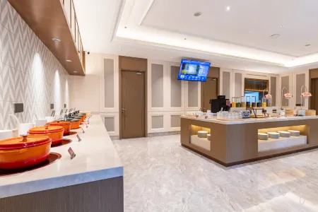 Vienna Hotel (Dalian Lushun Center Square Branch) Отели рядом с достопримечательностью «Dalian University of Foreign Languages (Lvshun South Road)»