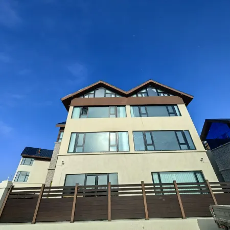 Hefeng Xiaozhu Homestay (Burqin Colorful River Fairy Tale Forest Amusement Park)