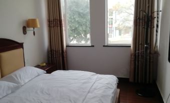 Longxin Business Hotel (Ningming Railway Station)