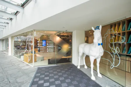 HanTing Premium Hotel (Shanghai South Xizang Road)