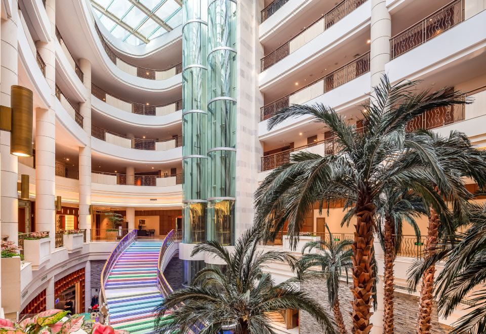 랑리츠 호텔의 온천 수영장 전경