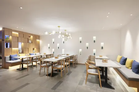 QIANNA HOTEL JOURNEY (Xingyang Municipal Government) Отели рядом с достопримечательностью «Xingyang People's Park»