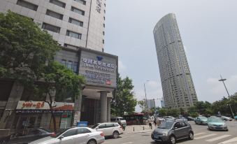 Crossing E-sports Hotel (Dalian Railway Station Qingniwa Bridge)