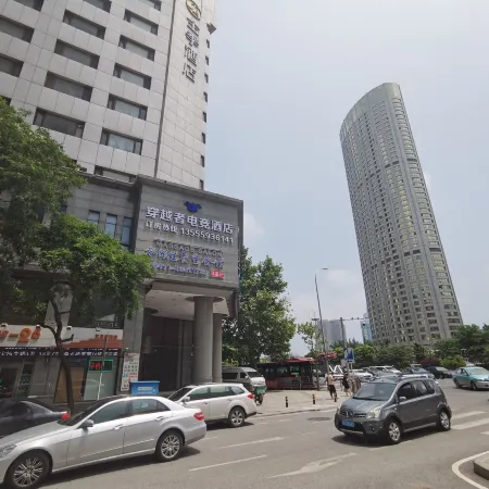 Crossing E-sports Hotel (Dalian Railway Station Qingniwa Bridge)