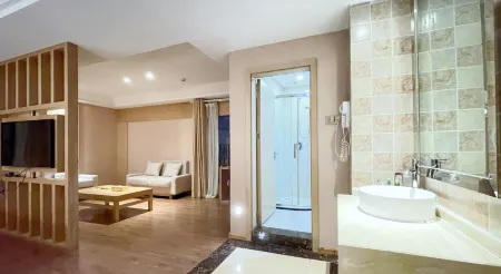 Longwu View Hotel (Guiyang Huaguoyuan Shopping Center White House)