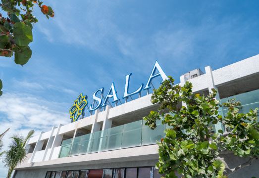 살라 그랜드 호텔의 루프탑 바 또는 현대적인 로비