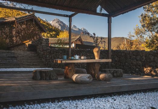 설산이 보이는 호텔 객실 풍경