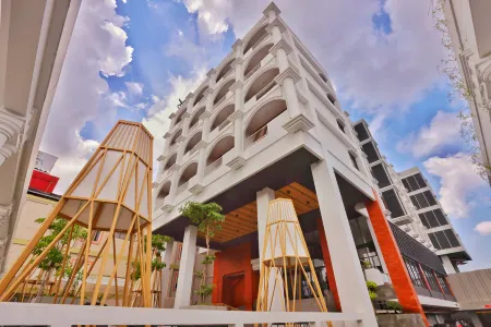 Patra Malioboro Hotel Отели рядом со станцией Yogyakarta