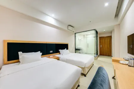 Jinlizhou Hotel (Gongbei Port Light Rail Station)