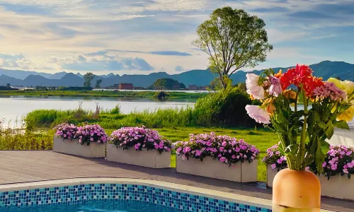 Puzhehei a lemon lake view light luxury b&B