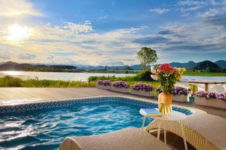 Puzhehei a lemon lake view light luxury b&B