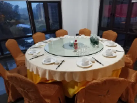 Four Seasons Hotel (Wuchuan Airport)