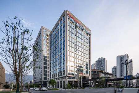 Hampton by Hilton Yibin Railway Station Отели рядом с достопримечательностью «China Yibin Yangtze River Landmark Square»