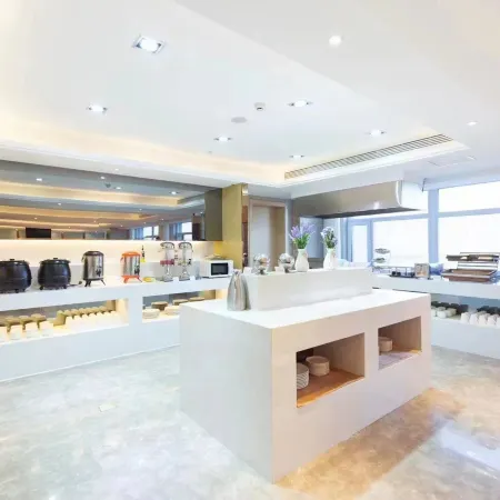Yayi Light Luxury Hotel (Chifeng High-speed Railway Station)