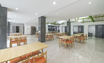 Qingmucun Grand Hotel (Qingmucun Ancient Town Tourist Reception Center)