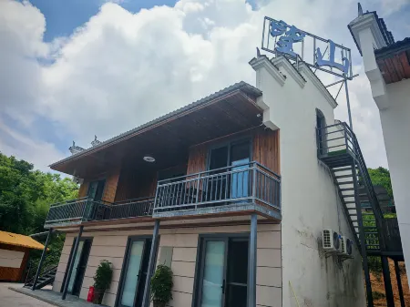 Looking at the mountain Отели рядом с достопримечательностью «Bamian Mountain»