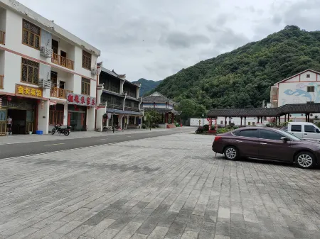 Sanqingshan Sanju Homestay Отели в г. Десин