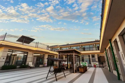 Youran Home · Family Minimalist Luxury Villa Hotels in Qahar Right Rear Banner