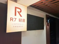 R7 Residence - Homestays