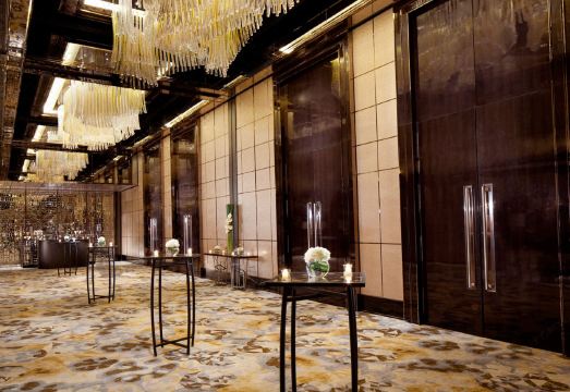 1. 더 리츠칼튼 홍..