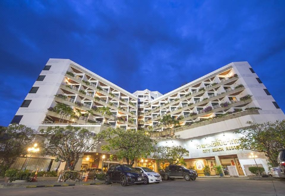 City Beach Resort